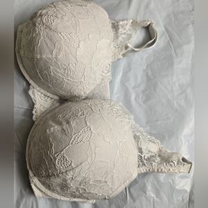 Elegant Lace Underwire Bra in Cream